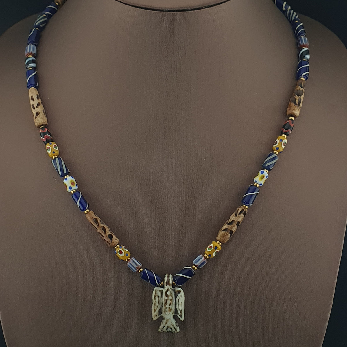 Collier pendentif Pumtek avec perles en verre de style vénitien et os de mélange vintage