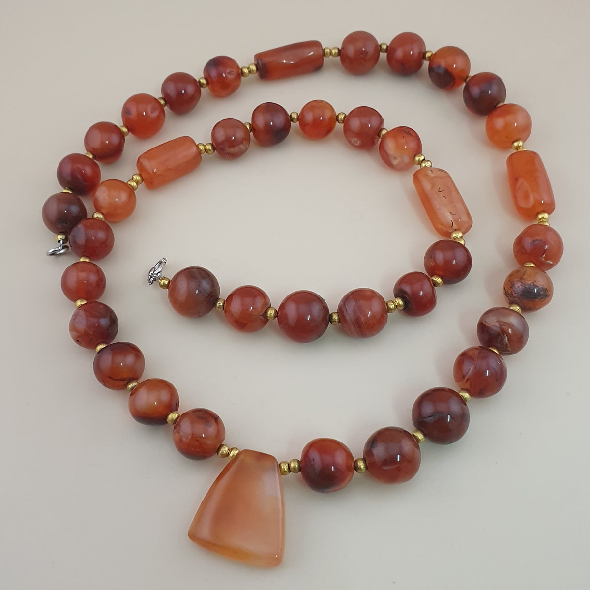 Collier de perles vintage en agate cornaline rouge africaine du Mali