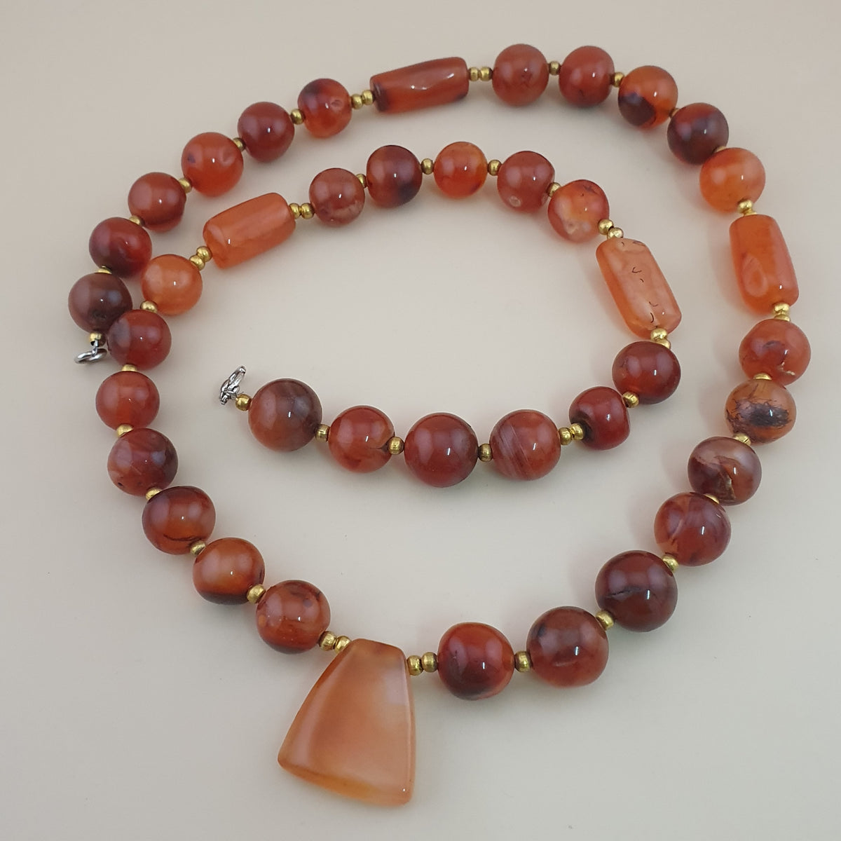 Collier de perles vintage en agate cornaline rouge africaine du Mali