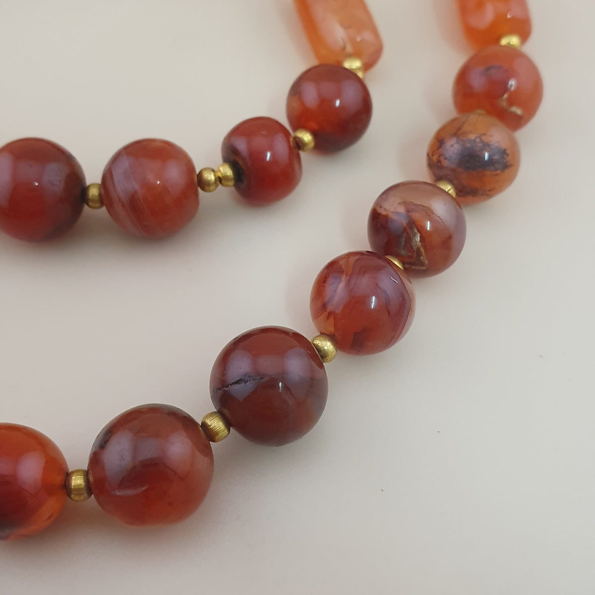 Collier de perles vintage en agate cornaline rouge africaine du Mali