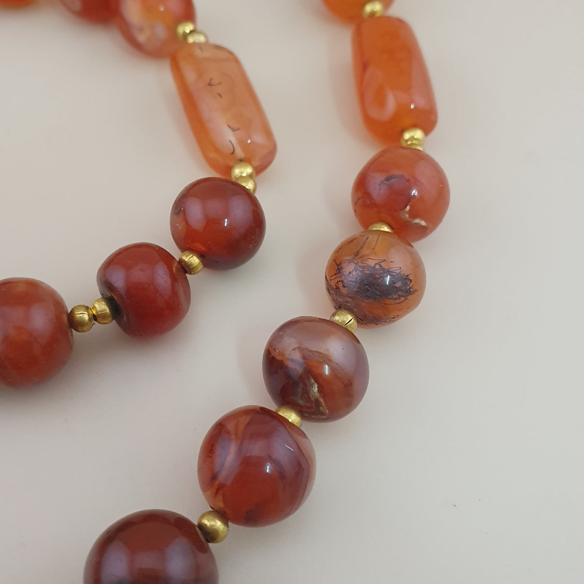 Collier de perles vintage en agate cornaline rouge africaine du Mali