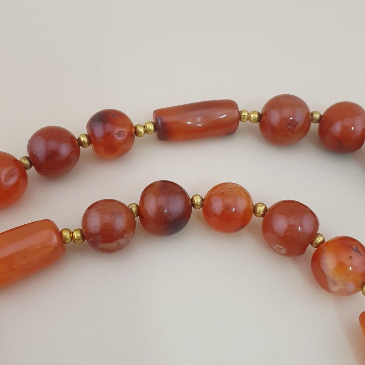 Collier de perles vintage en agate cornaline rouge africaine du Mali