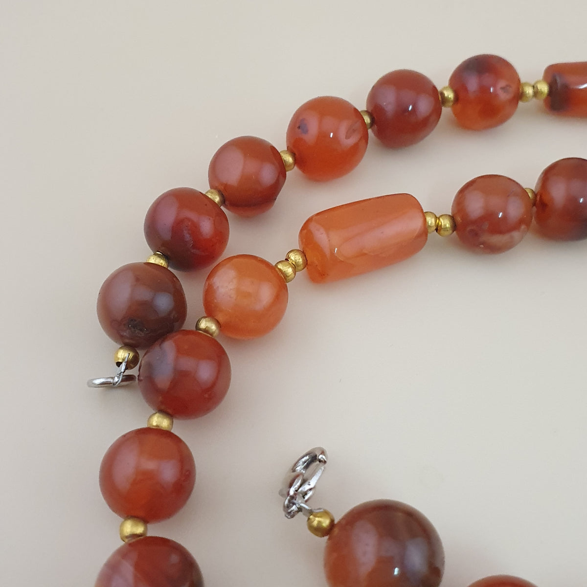 Collier de perles vintage en agate cornaline rouge africaine du Mali