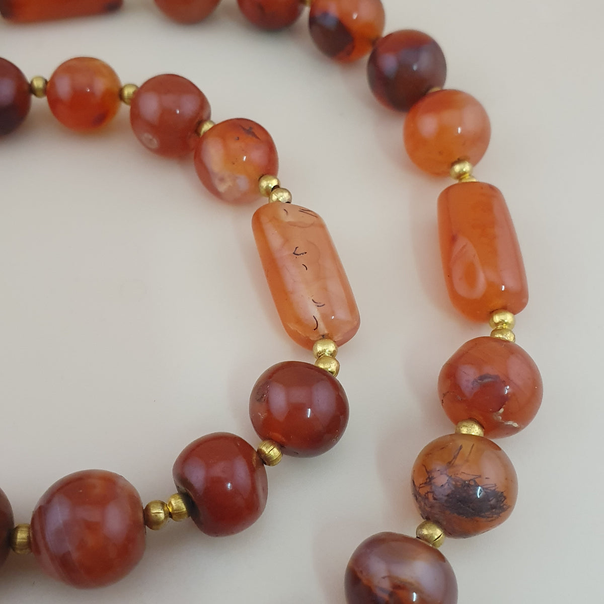 Collier de perles vintage en agate cornaline rouge africaine du Mali