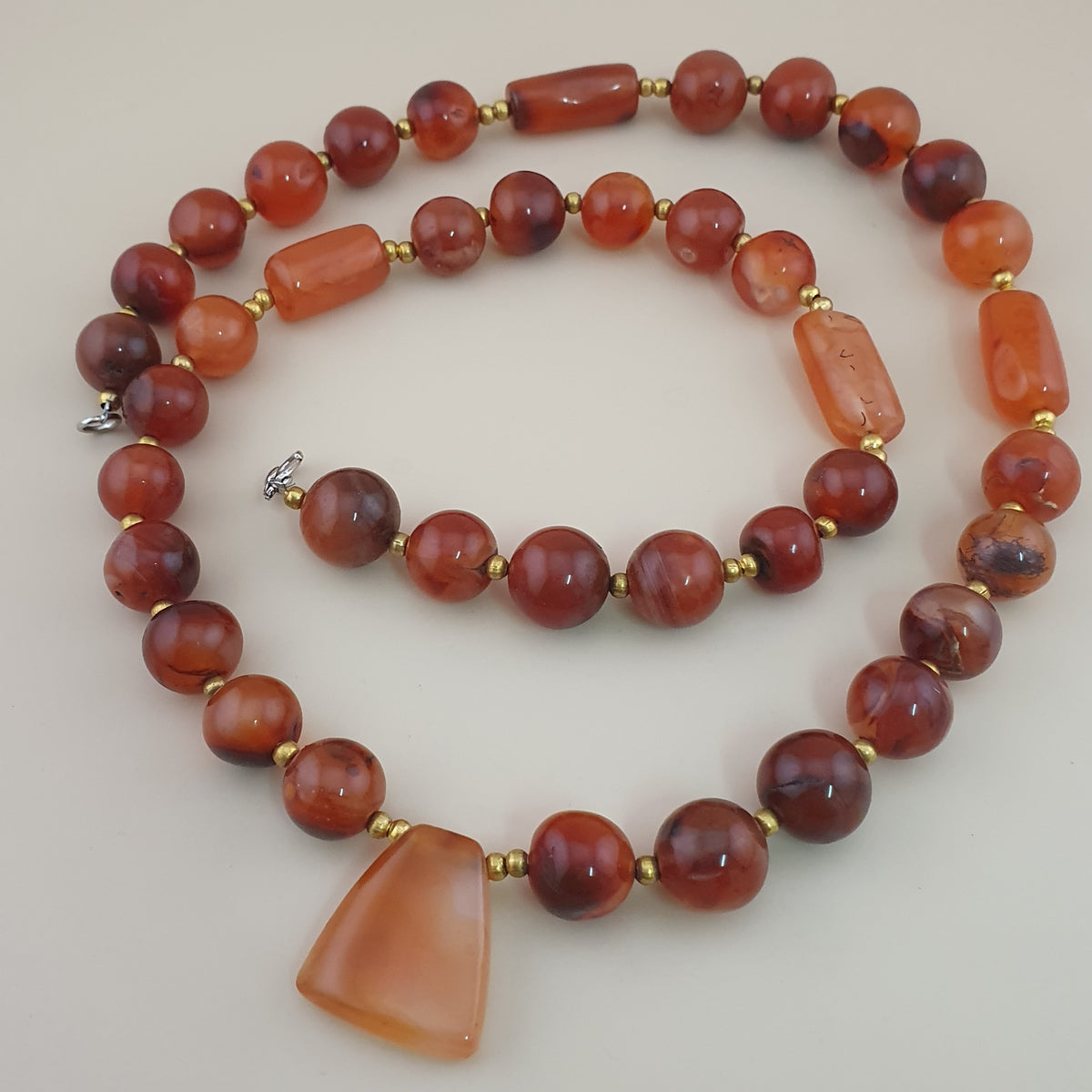 Collier de perles vintage en agate cornaline rouge africaine du Mali