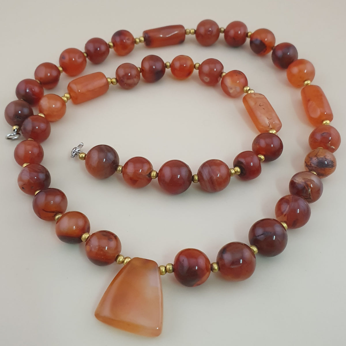 Collier de perles vintage en agate cornaline rouge africaine du Mali