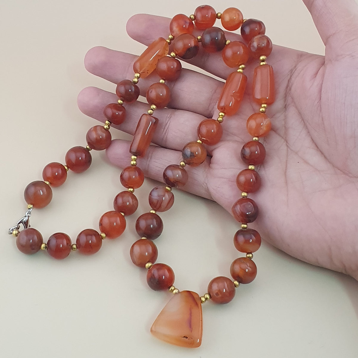 Collier de perles vintage en agate cornaline rouge africaine du Mali