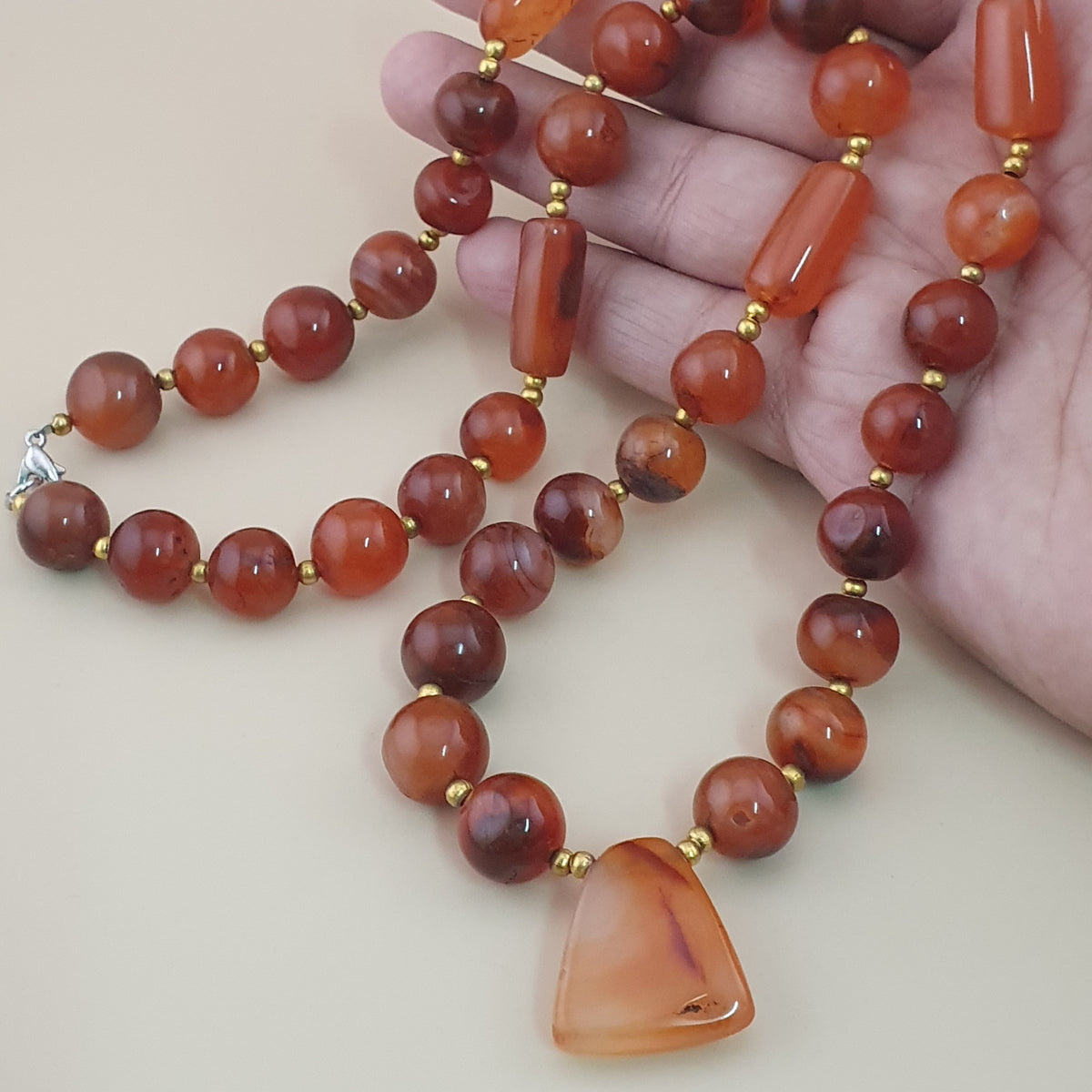 Collier de perles vintage en agate cornaline rouge africaine du Mali