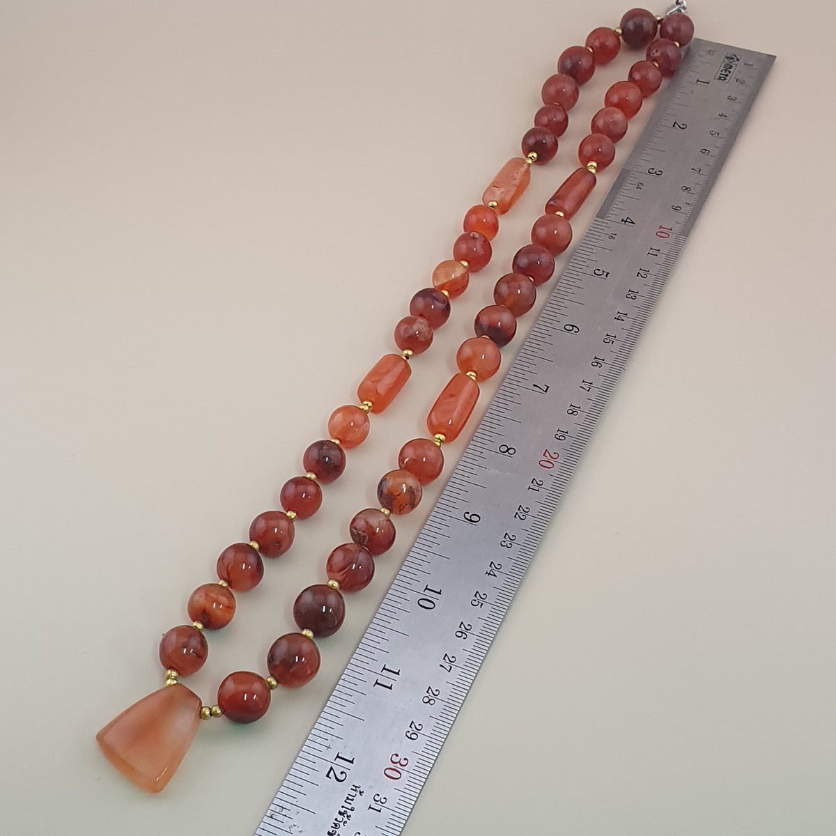 Collier de perles vintage en agate cornaline rouge africaine du Mali