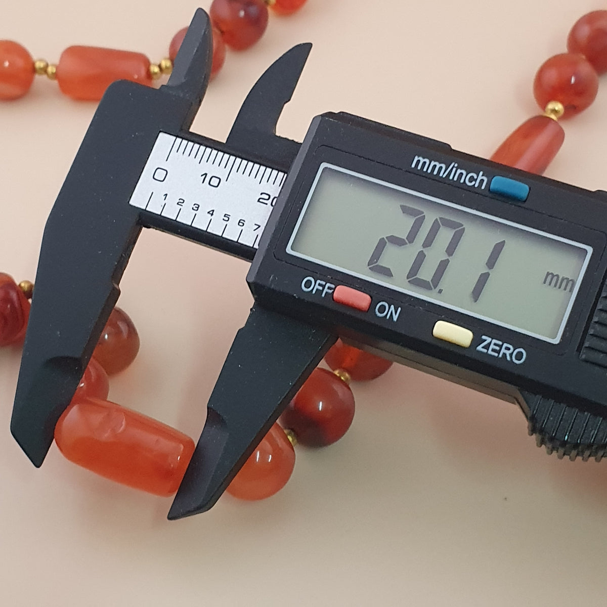 Collier de perles vintage en agate cornaline rouge africaine du Mali
