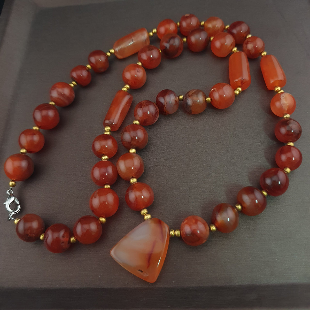 Collier de perles vintage en agate cornaline rouge africaine du Mali