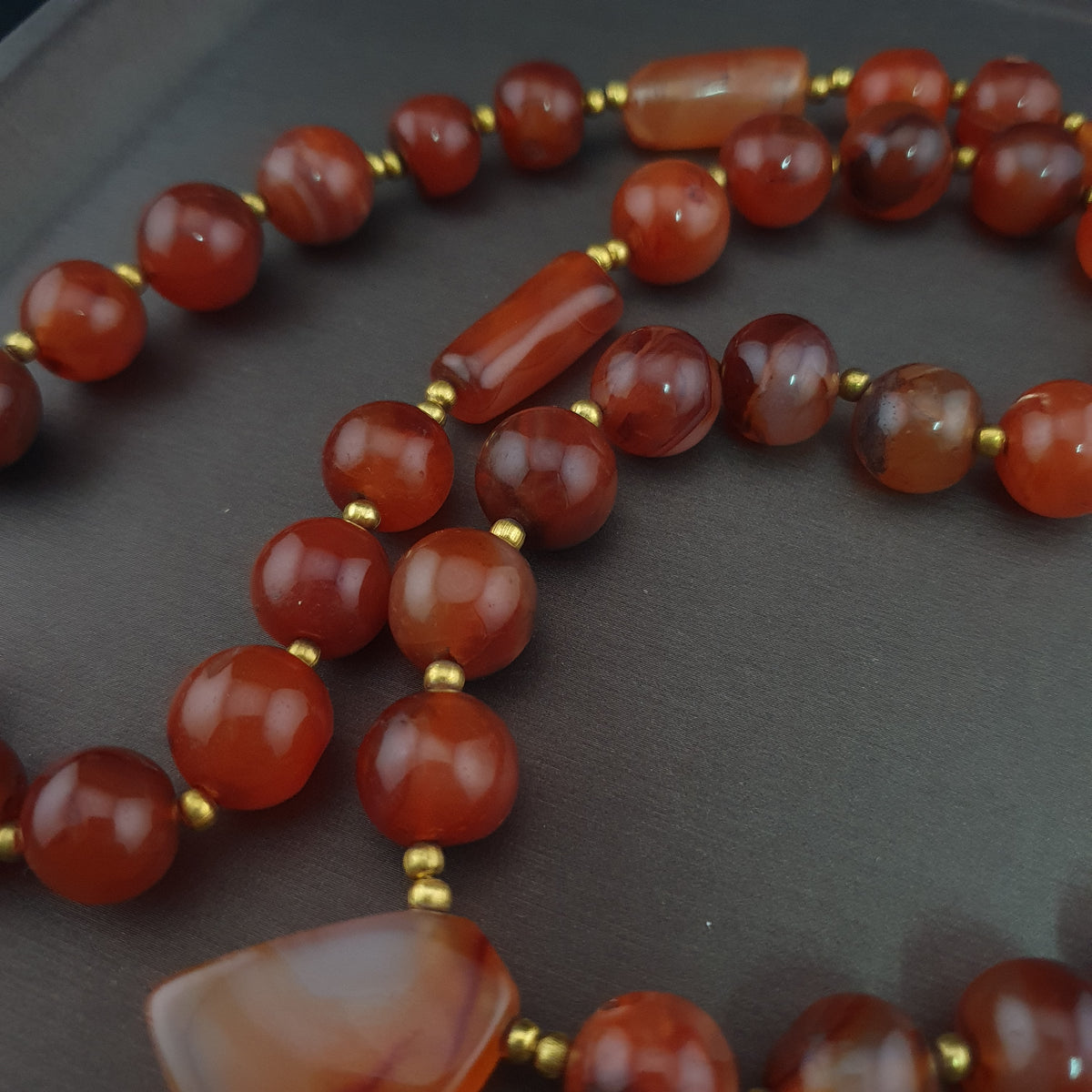 Collier de perles vintage en agate cornaline rouge africaine du Mali