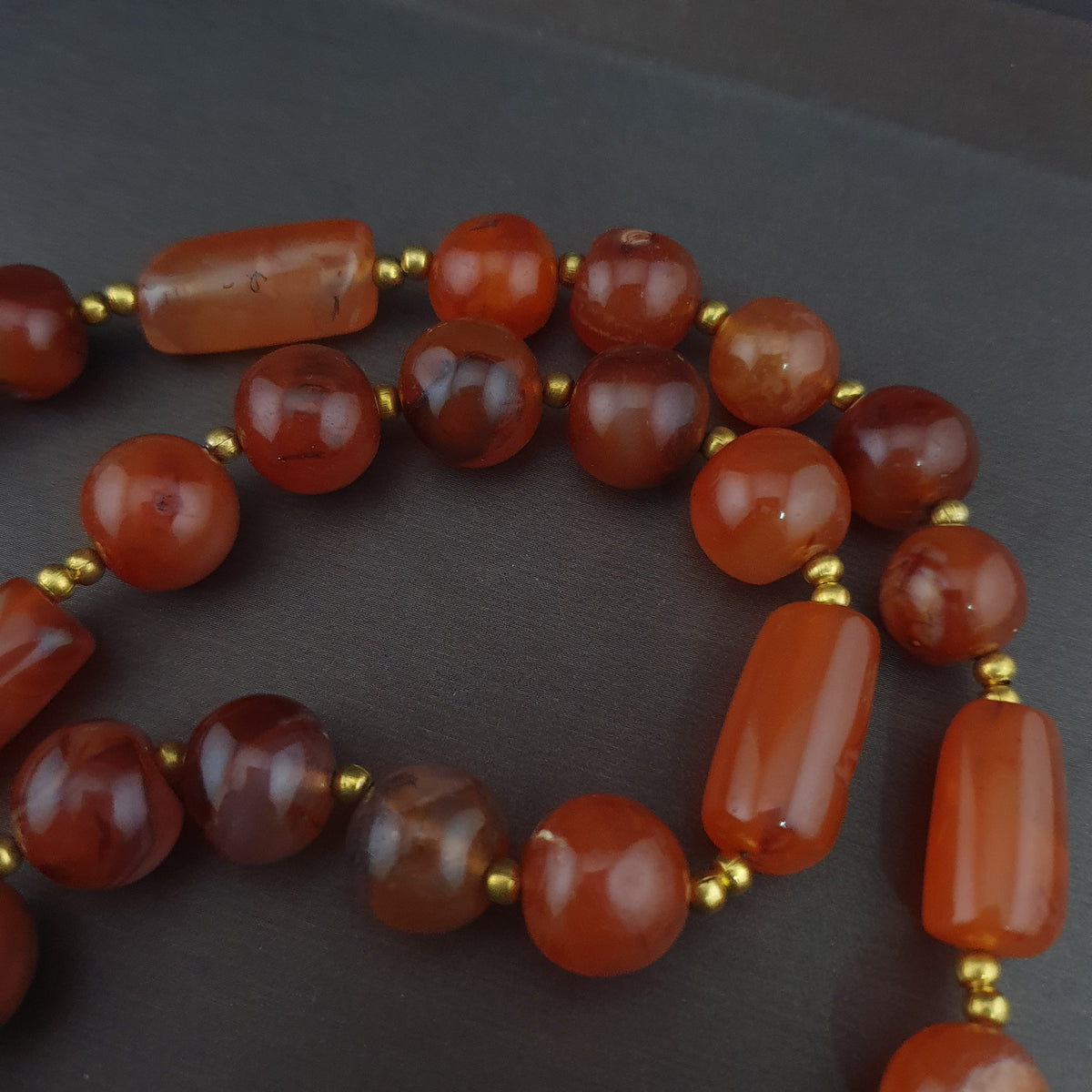 Collier de perles vintage en agate cornaline rouge africaine du Mali