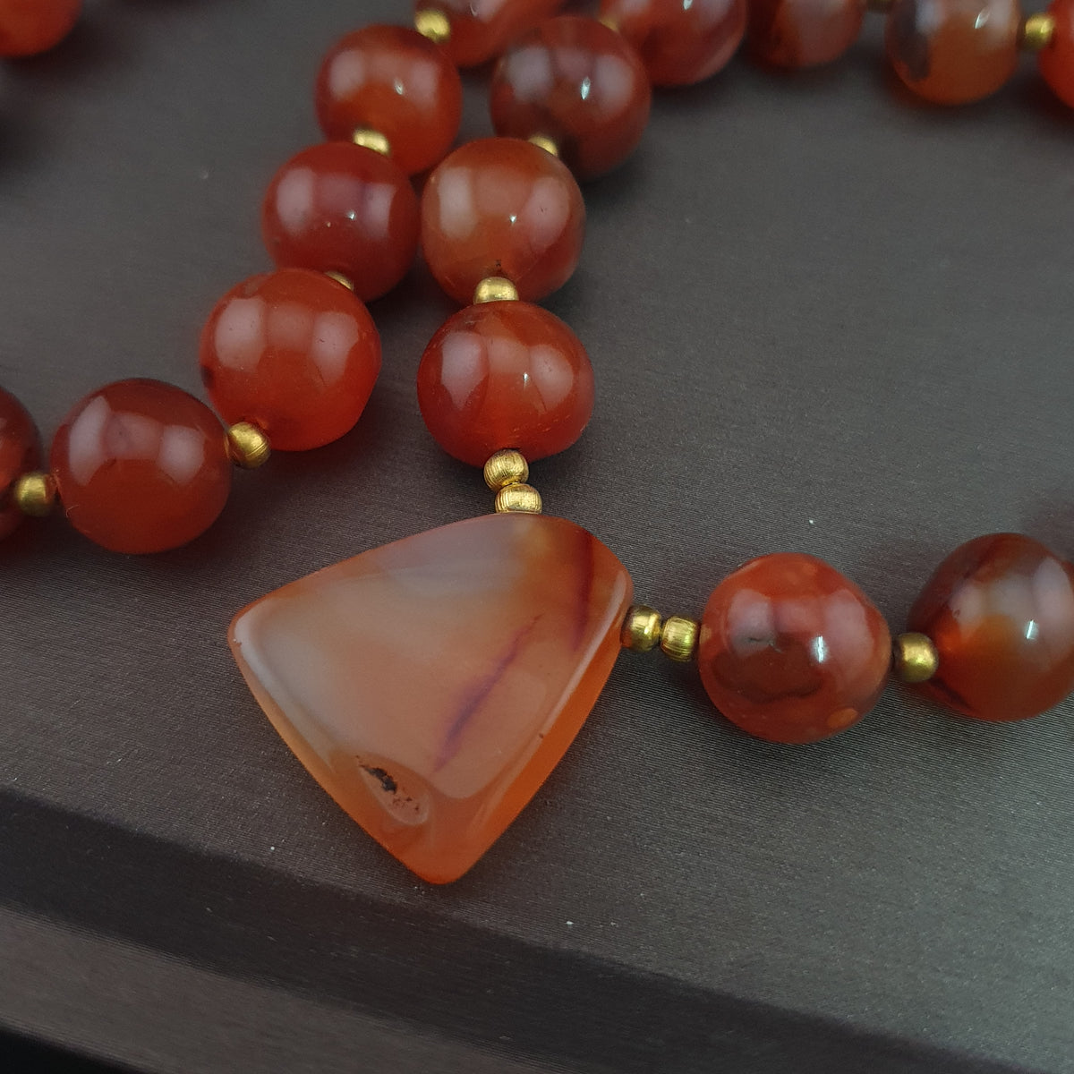 Collier de perles vintage en agate cornaline rouge africaine du Mali