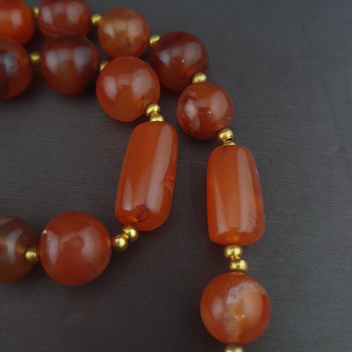 Collier de perles vintage en agate cornaline rouge africaine du Mali