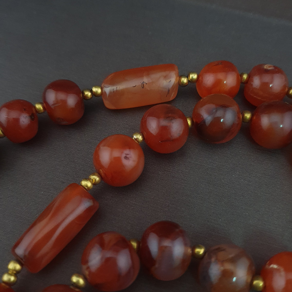 Collier de perles vintage en agate cornaline rouge africaine du Mali