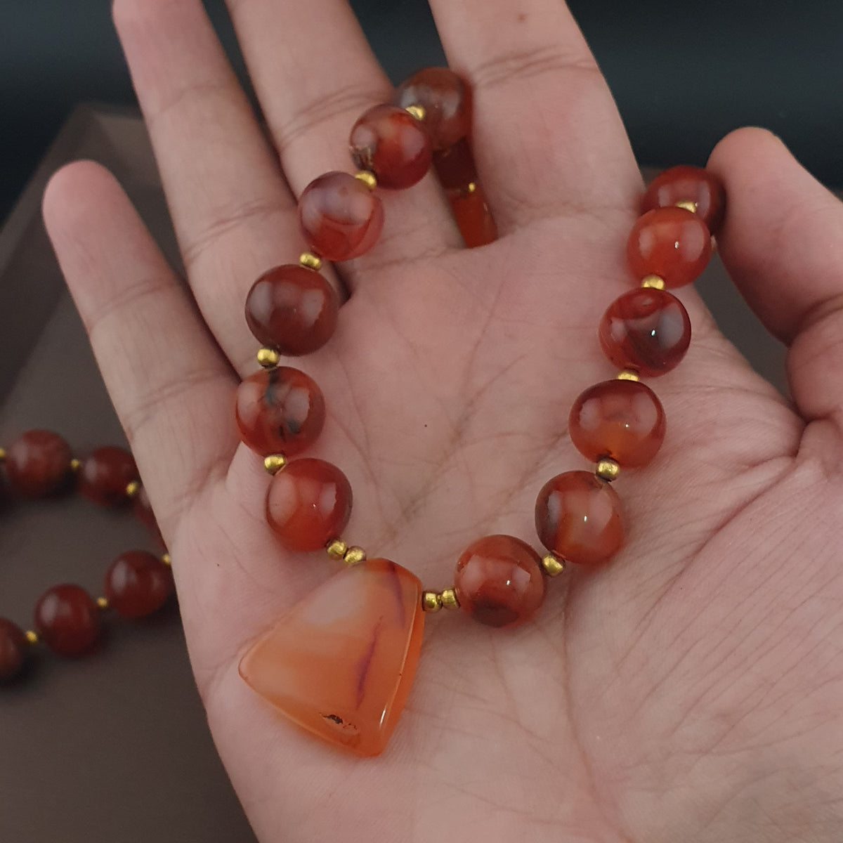 Collier de perles vintage en agate cornaline rouge africaine du Mali