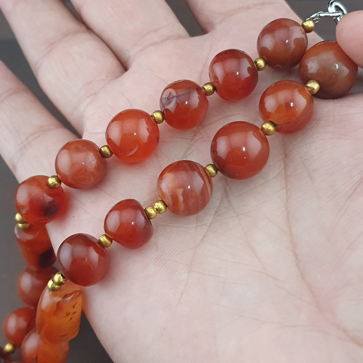 Collier de perles vintage en agate cornaline rouge africaine du Mali