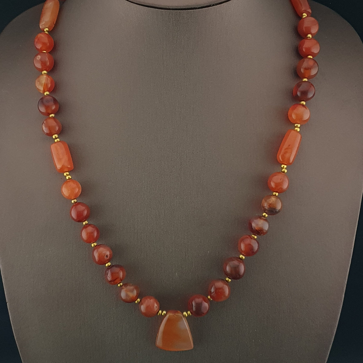 Collier de perles vintage en agate cornaline rouge africaine du Mali