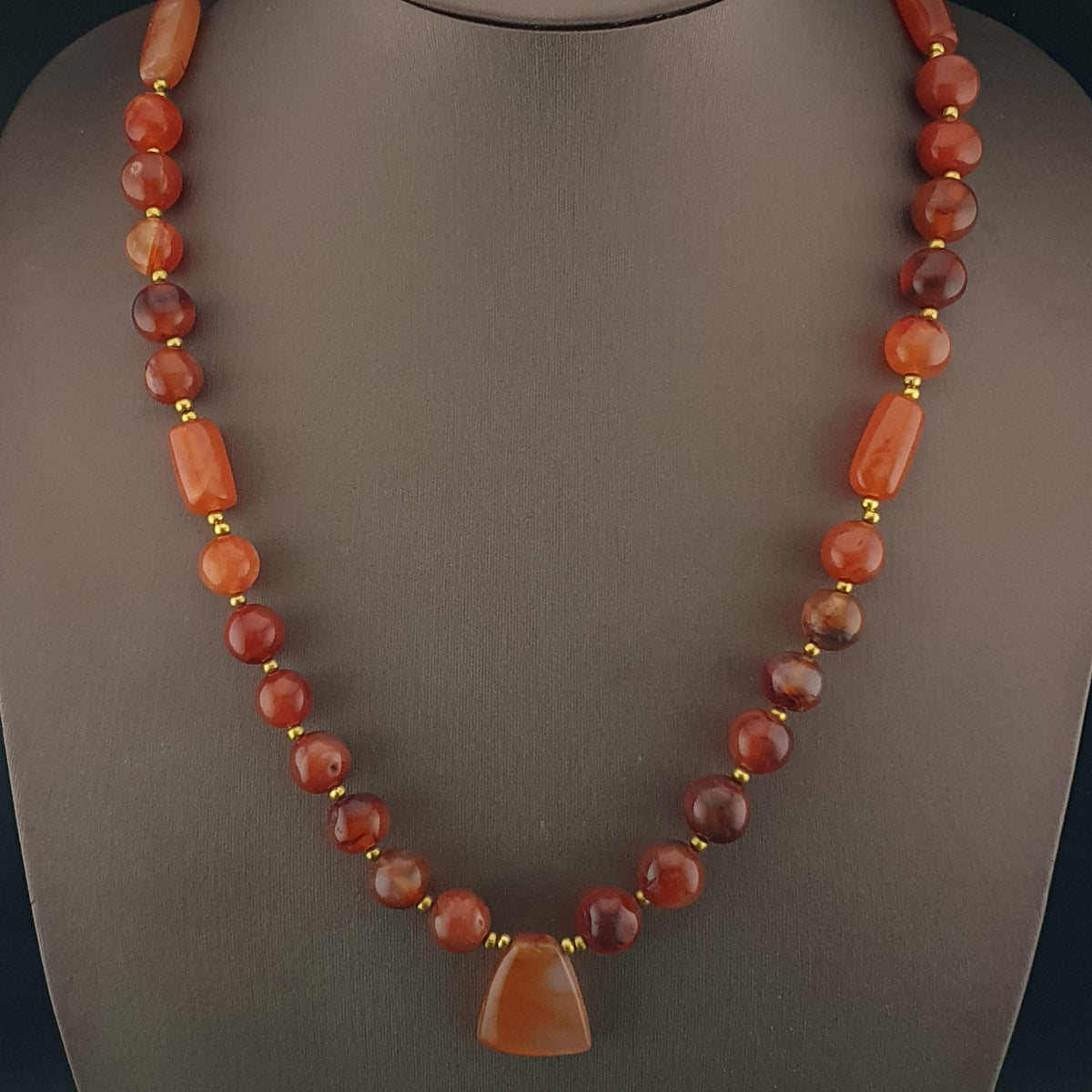 Collier de perles vintage en agate cornaline rouge africaine du Mali
