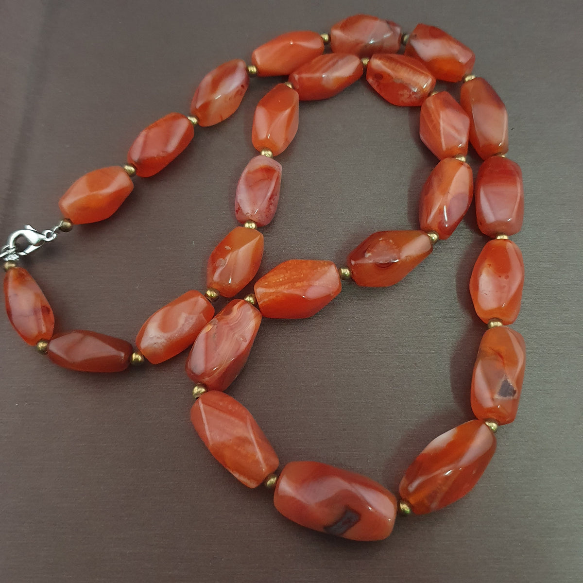 Collier vintage africain en agate œil de cornaline rouge du Mali