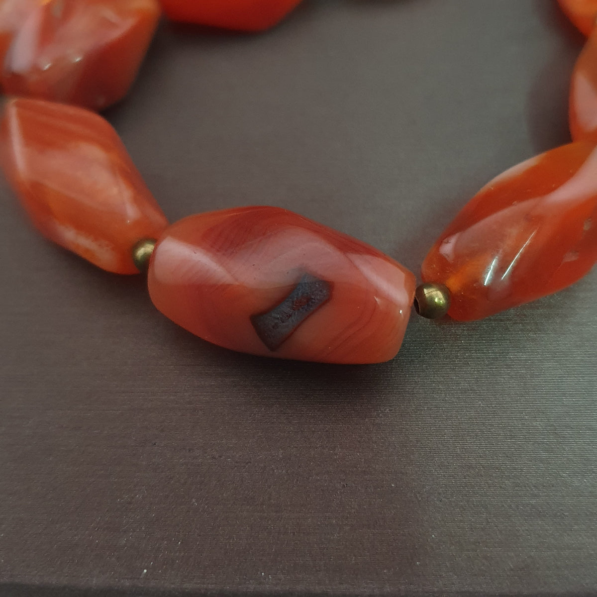 Collier vintage africain en agate œil de cornaline rouge du Mali