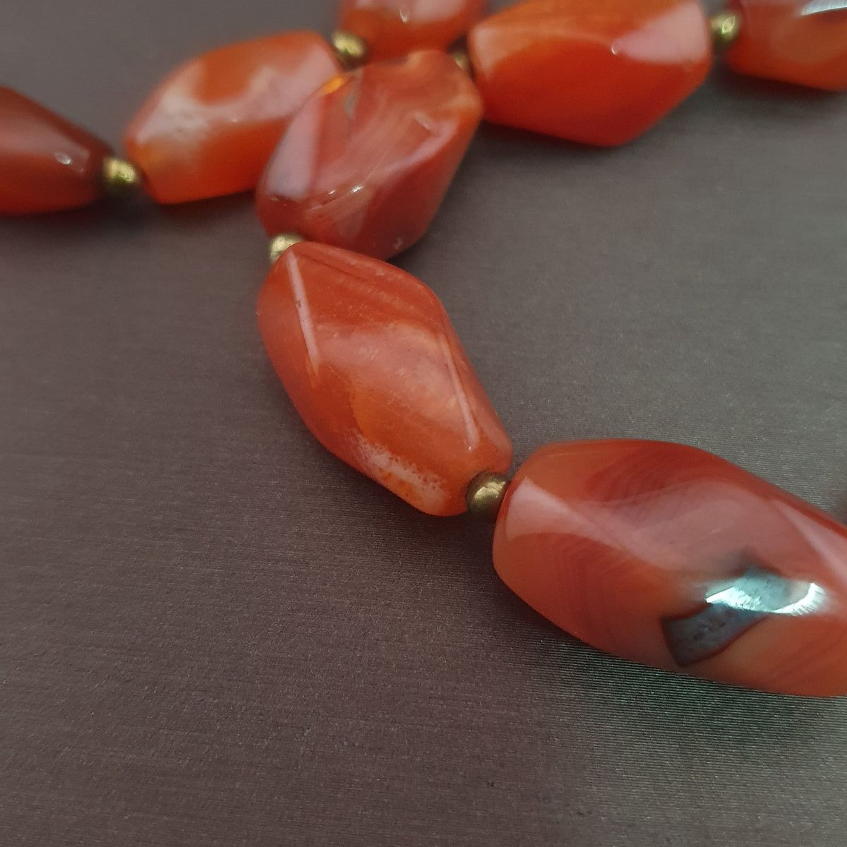 Collier vintage africain en agate œil de cornaline rouge du Mali