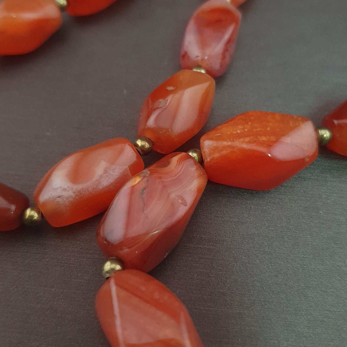 Collier vintage africain en agate œil de cornaline rouge du Mali