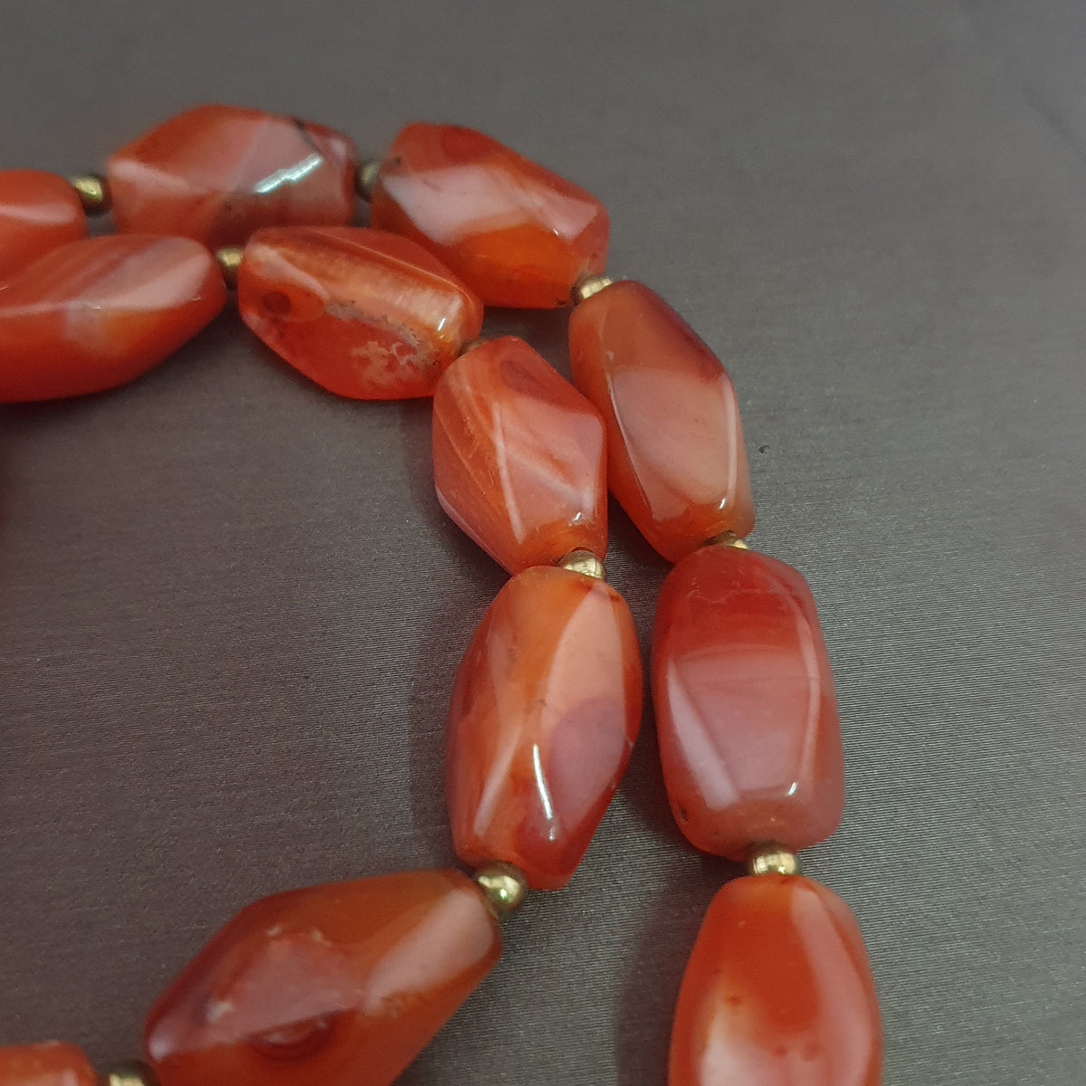 Collier vintage africain en agate œil de cornaline rouge du Mali