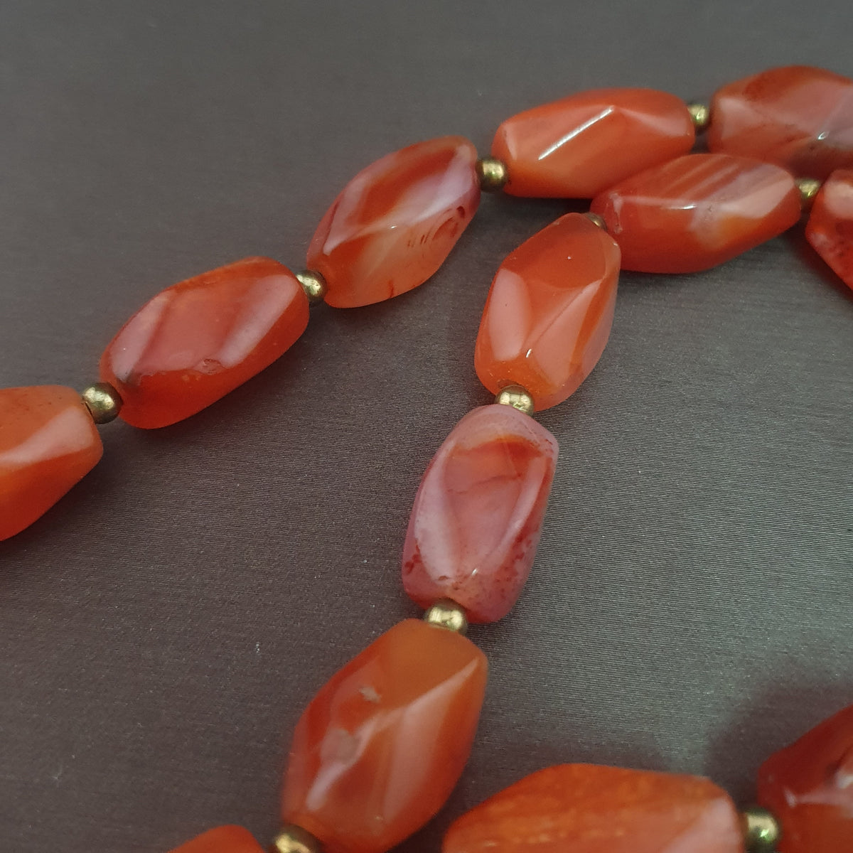 Collier vintage africain en agate œil de cornaline rouge du Mali