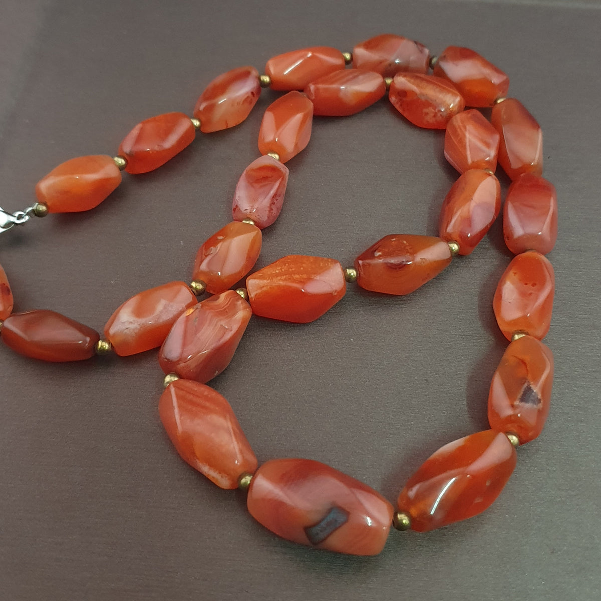 Collier vintage africain en agate œil de cornaline rouge du Mali