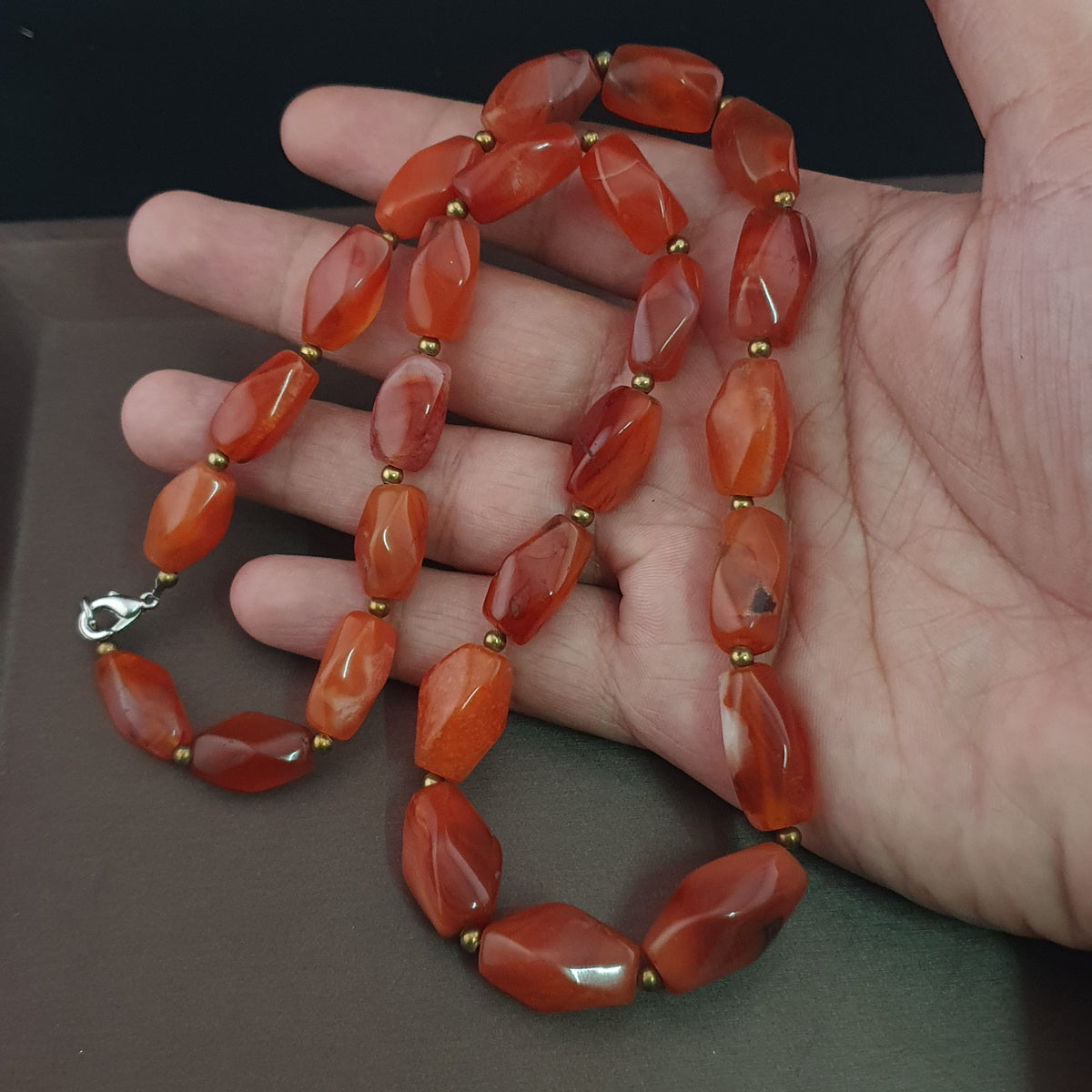 Collier vintage africain en agate œil de cornaline rouge du Mali