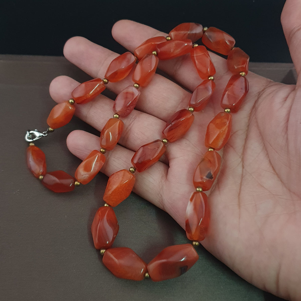 Collier vintage africain en agate œil de cornaline rouge du Mali