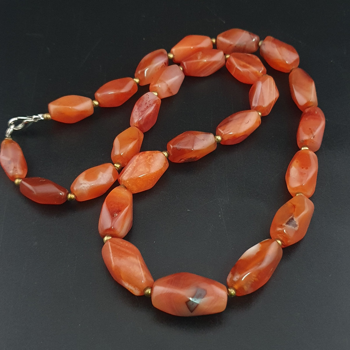 Collier vintage africain en agate œil de cornaline rouge du Mali