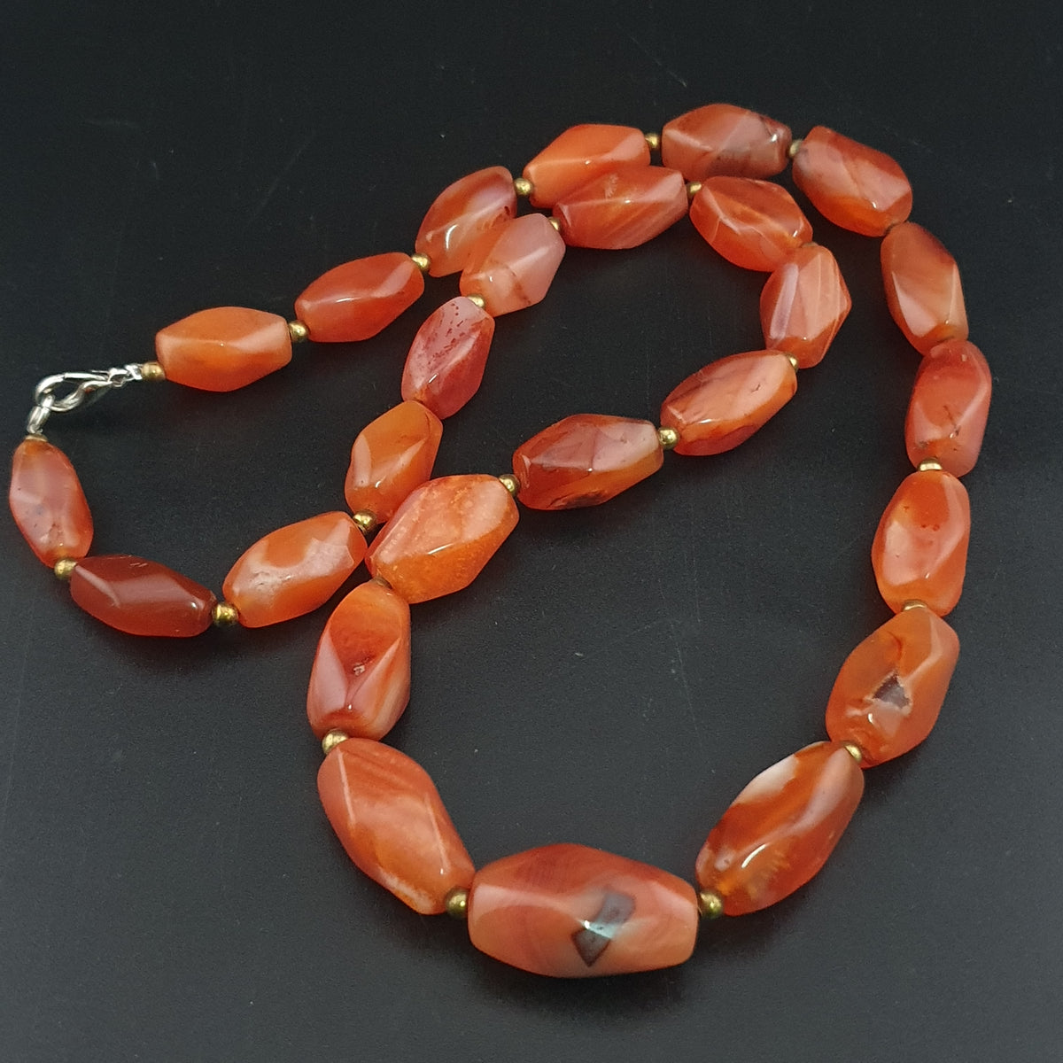 Collier vintage africain en agate œil de cornaline rouge du Mali
