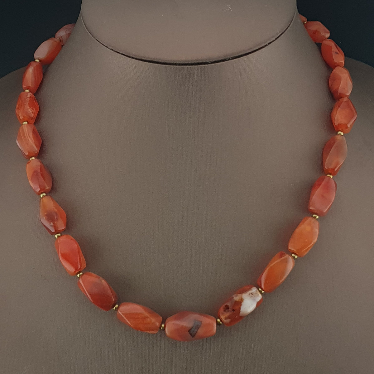 Collier vintage africain en agate œil de cornaline rouge du Mali