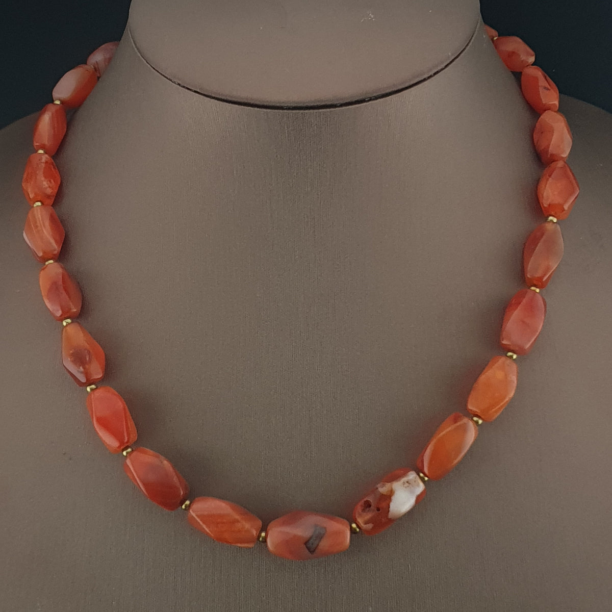 Collier vintage africain en agate œil de cornaline rouge du Mali