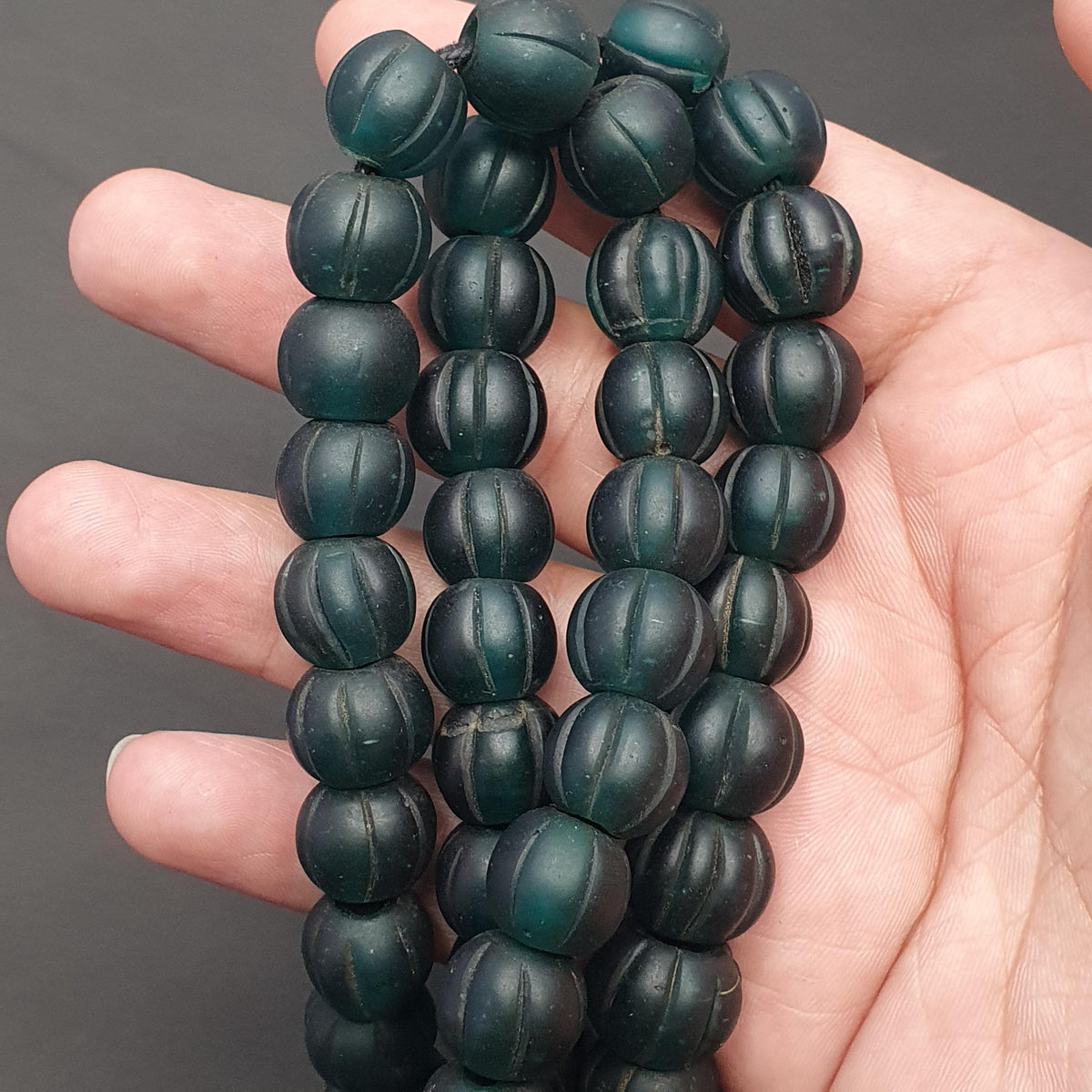 Ancien collier de perles africaines en verre en forme de melon - 22 pouces
