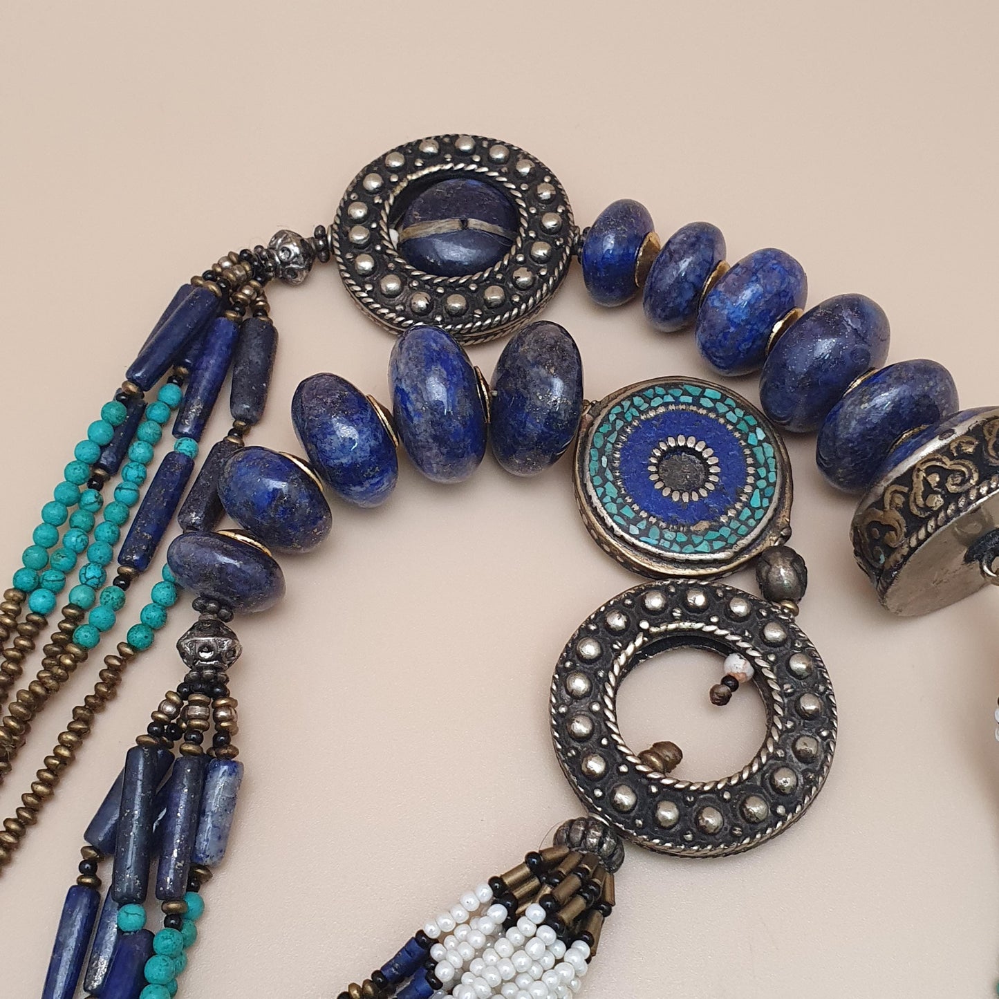 Vintage Tribal Mehrreihige Halskette mit Türkis, Howlith und Lapislazuli mit antikem Messing-Design