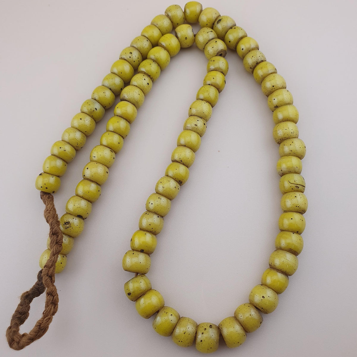 Anciennes Perles en Verre Jaunes Style Africain, 22 pouces