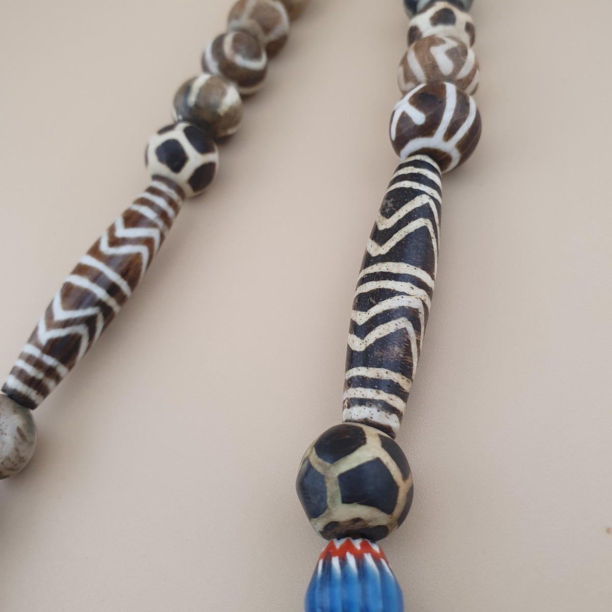 Collier Birman en perles Pumtek, Pyu et verre mélangées, Asie-Afrique, 50 cm