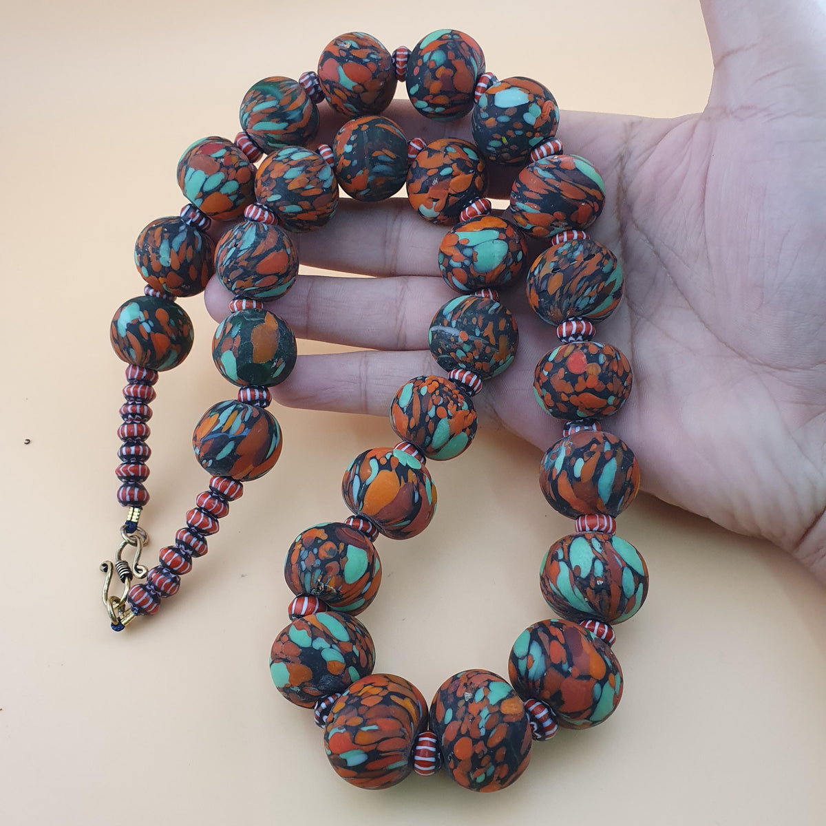 Collier perles de verre millefiori et perles de verre chevrons de style vénitien vintage 24 pouces