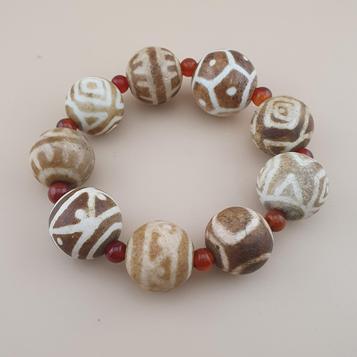 Bracelet vintage birman en perles de bois pétrifié Pumtek Pyu