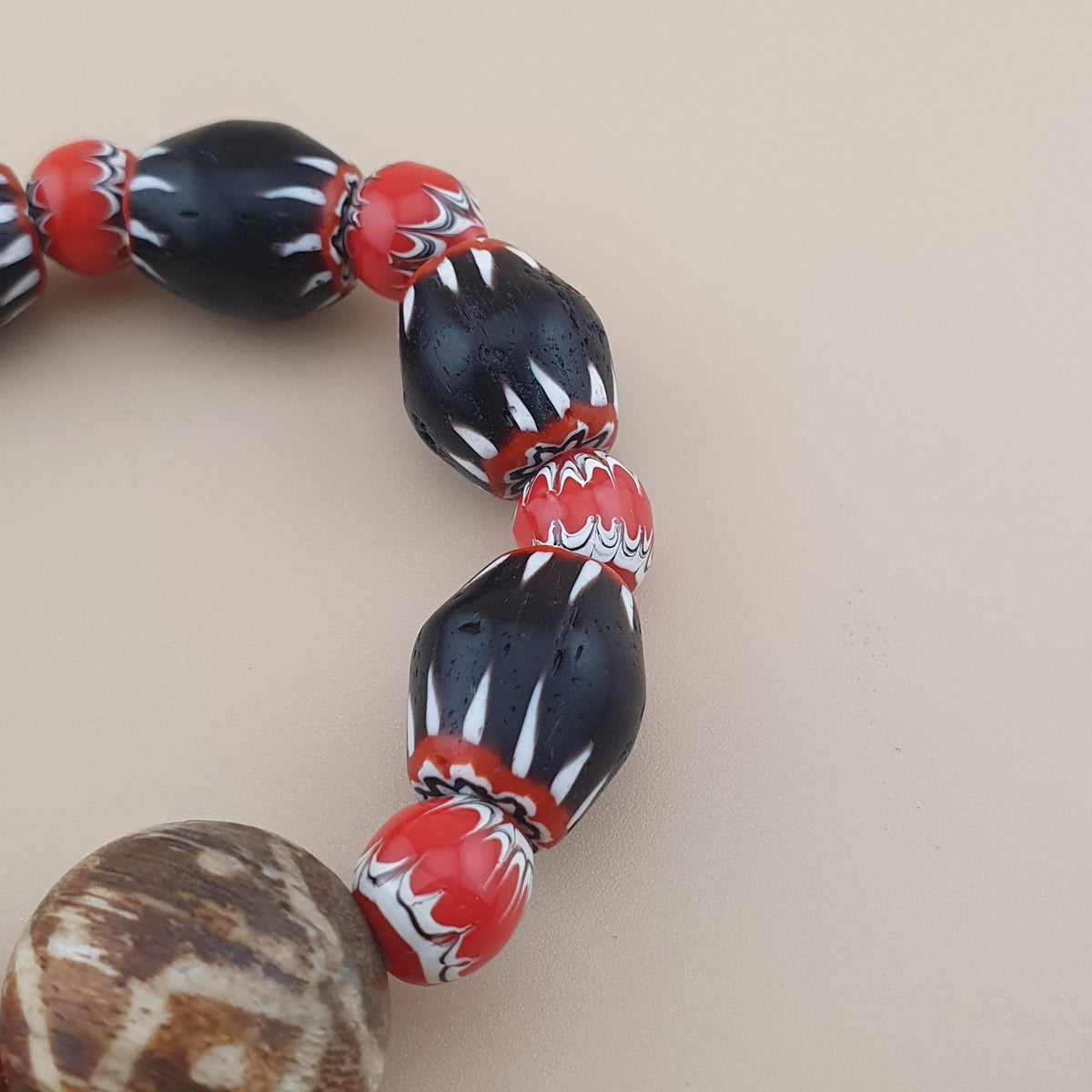 Bracelet vintage en verre à chevrons et de style vénitien avec Pyu Pumtek
