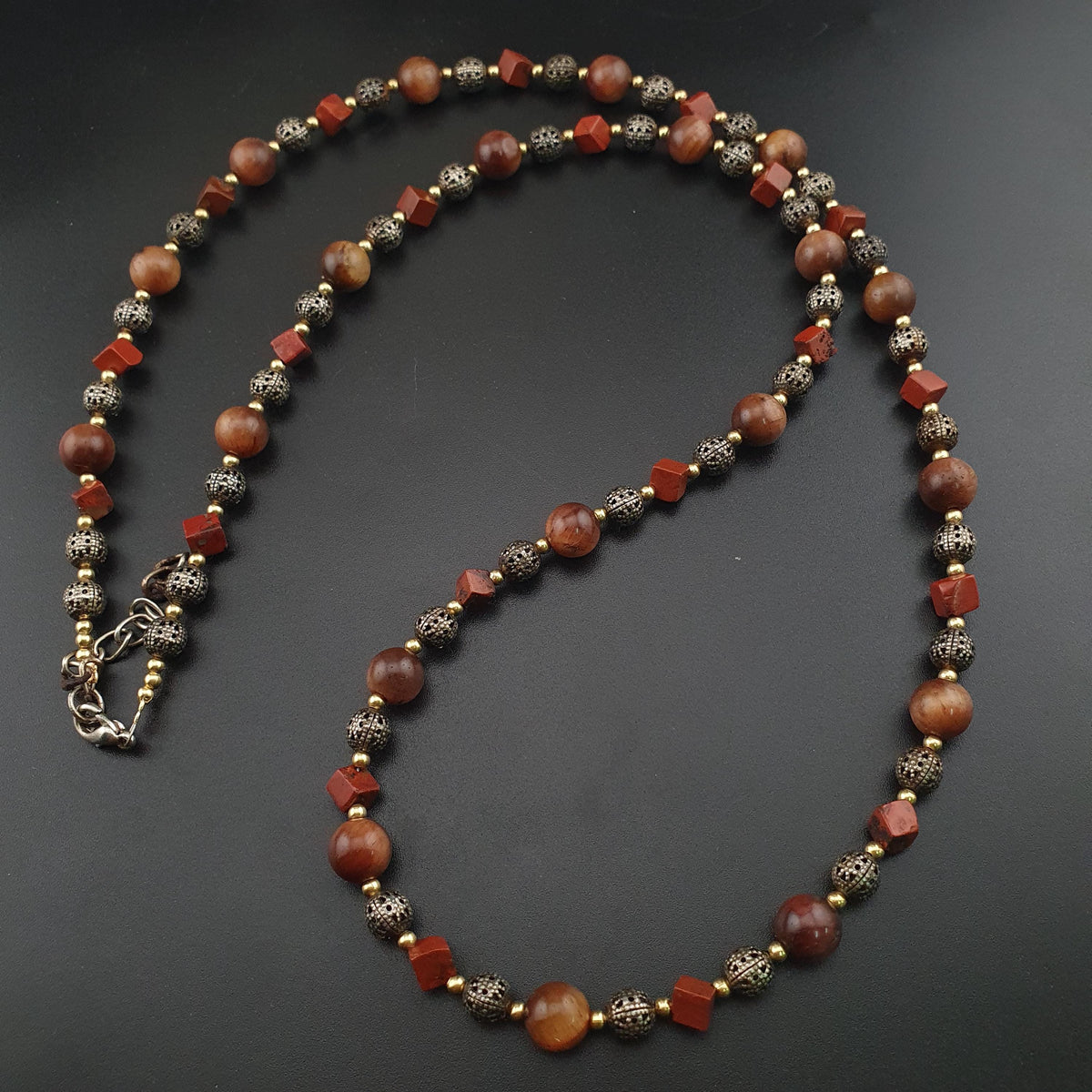 Collier vintage œil de tigre, jaspe et perles en laiton ancien