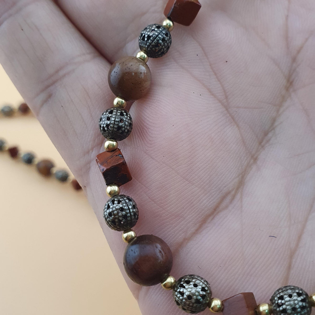 Collier vintage œil de tigre, jaspe et perles en laiton ancien
