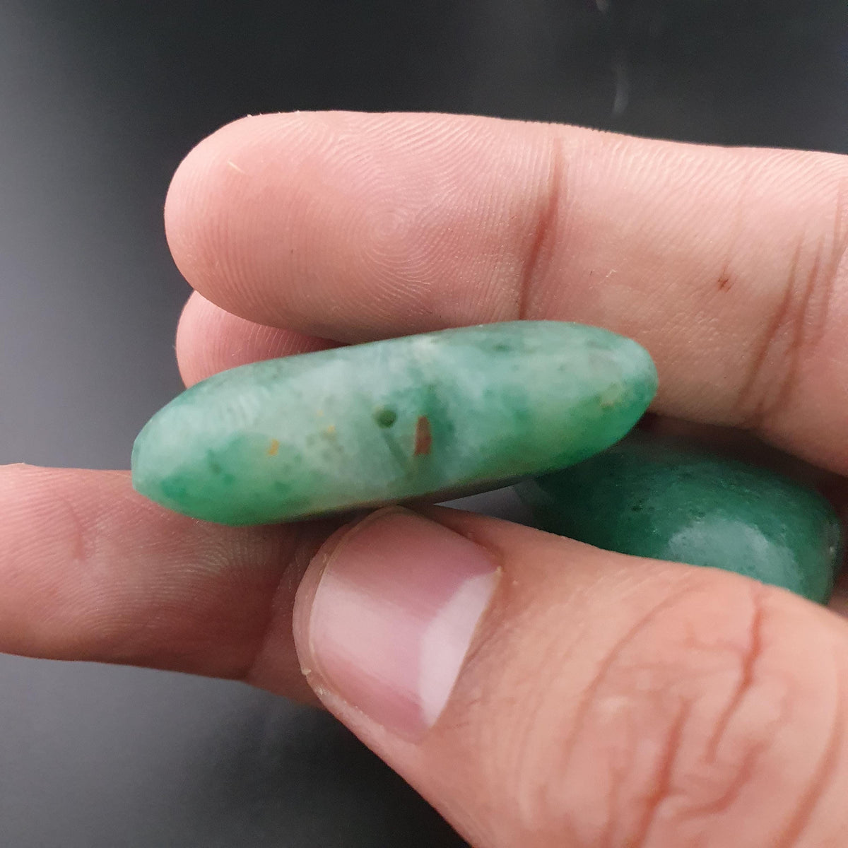Lot de 3 pendentifs vintage en jade sculpté : un en forme de poisson, deux en forme de cœur vert.