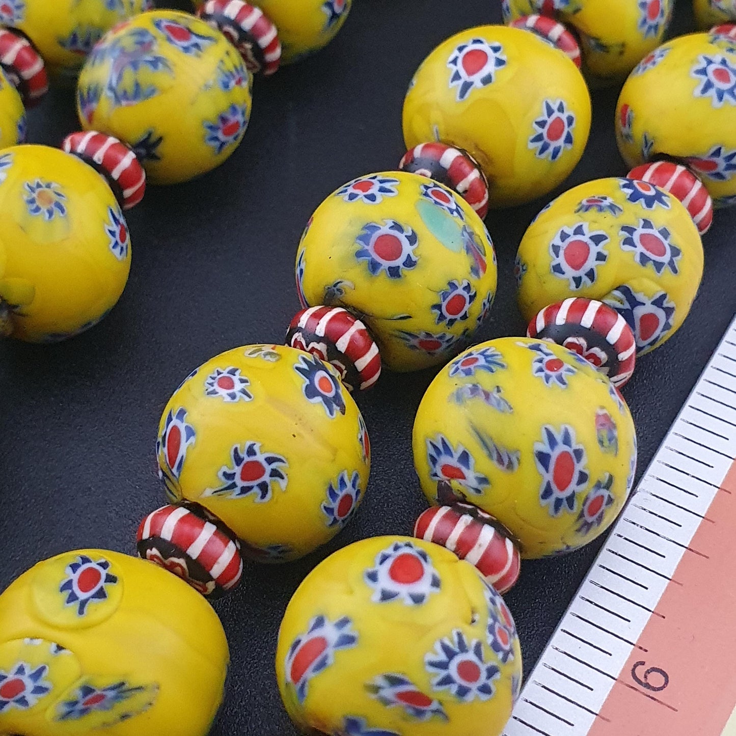Antike venezianische gelbe Millefiori-Glasperlen & Chevron-Halskettenstrang