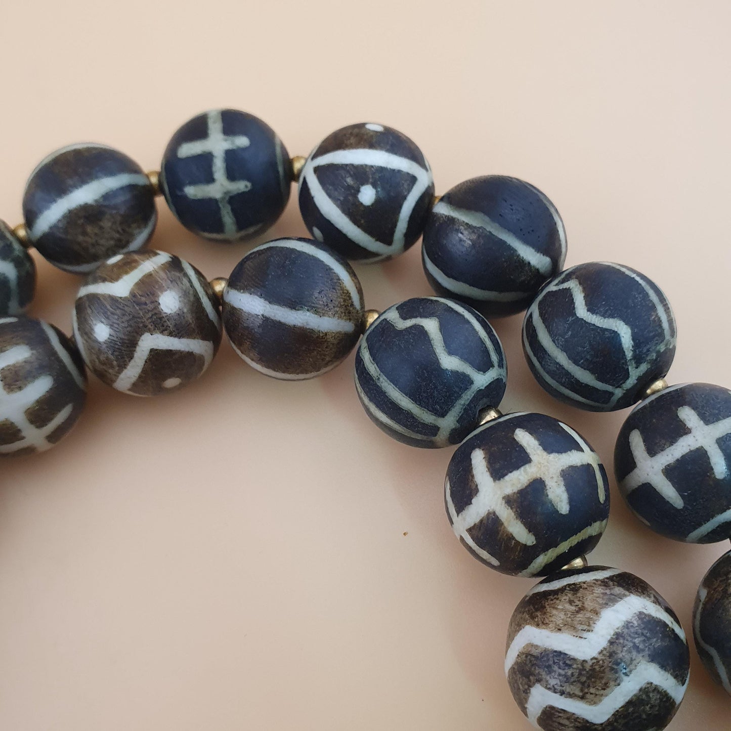 Antike burmesische Pumtek-Pyu-Perlenkette: Versteinertes Holz, Stammes-Schmuck