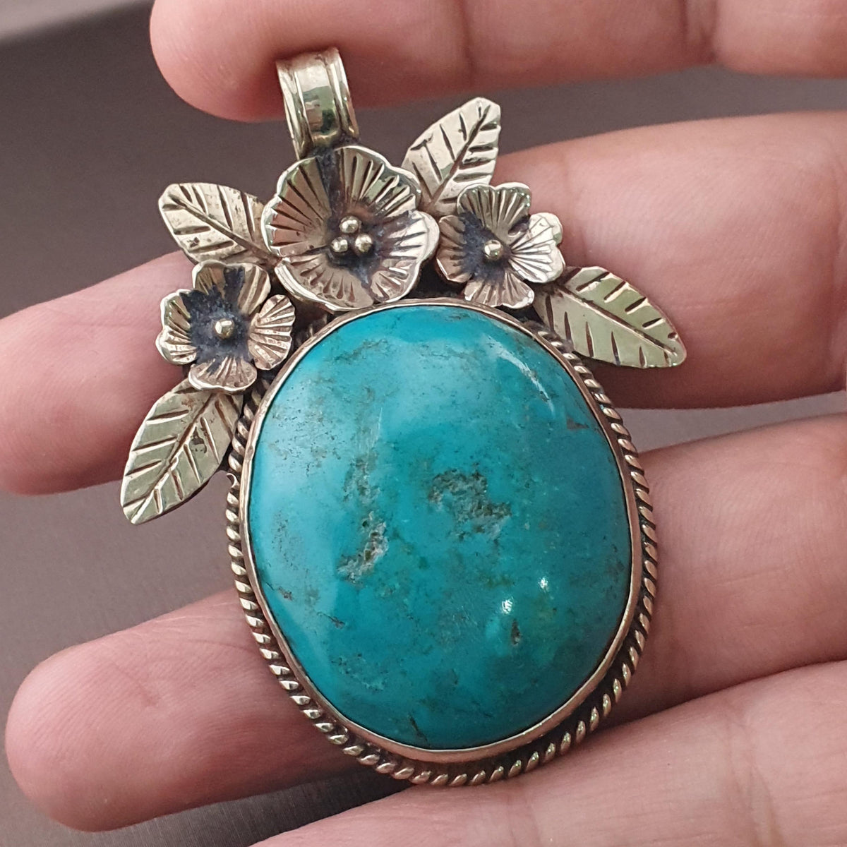 Pendentif vintage en laiton avec motif floral turquoise